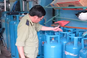 Lực lượng Quản lý thị trường Hà Nội đang kiểm tra việc tuân thủ pháp luật của các doanh nghiệp kinh doanh gas (Ảnh: Đức Duy/Vietnam+) Lực lượng Quản lý thị trường Hà Nội đang kiểm tra việc tuân thủ pháp luật của các doanh nghiệp kinh doanh gas (Ảnh: Đức Duy/Vietnam+)