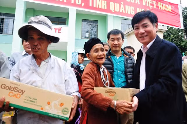 Đại diện Cục An toàn Thực phẩm (Bộ Y Tế) & Vinamilk trao quà cho người dân vùng lũ Quảng Ngãi.