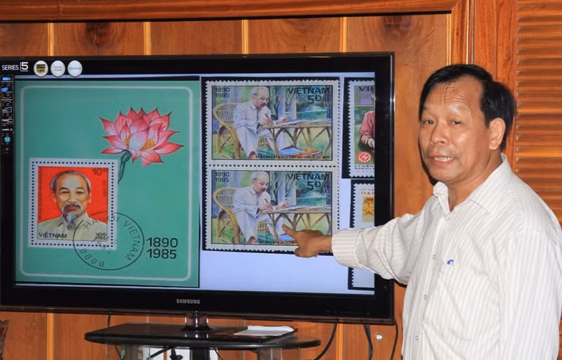 "Tôi bỏ nhiều thời gian để sưu tập bộ tem về Bác Hồ. Đó là những tình cảm thiêng liêng, sự kính trọng của tôi dành cho Bác..." "Tôi bỏ nhiều thời gian để sưu tập bộ tem về Bác Hồ. Đó là những tình cảm thiêng liêng, sự kính trọng của tôi dành cho Bác..."