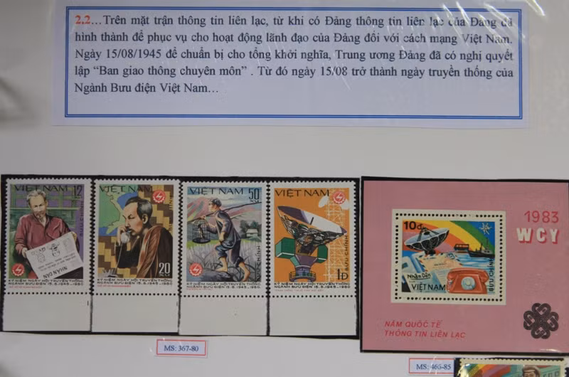 Mỗi trang đều có phần lời giới thiệu phía trên, phía dưới được minh họa bằng những con tem hoặc phong bì có đóng dấu ngày phát hành đầu tiên. Mỗi trang đều có phần lời giới thiệu phía trên, phía dưới được minh họa bằng những con tem hoặc phong bì có đóng dấu ngày phát hành đầu tiên.