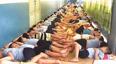Lớp học quá đông, sáng trẻ phải mang chăn, gối đến trường, tối lại mang về ảnh 3