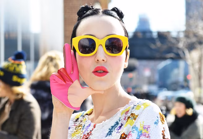 Một chiếc kính phá cách kiểu Lady Gaga cùng với găng tay hồng khiến cô ấy trông sôi nổi, ấn tượng và đáng yêu.