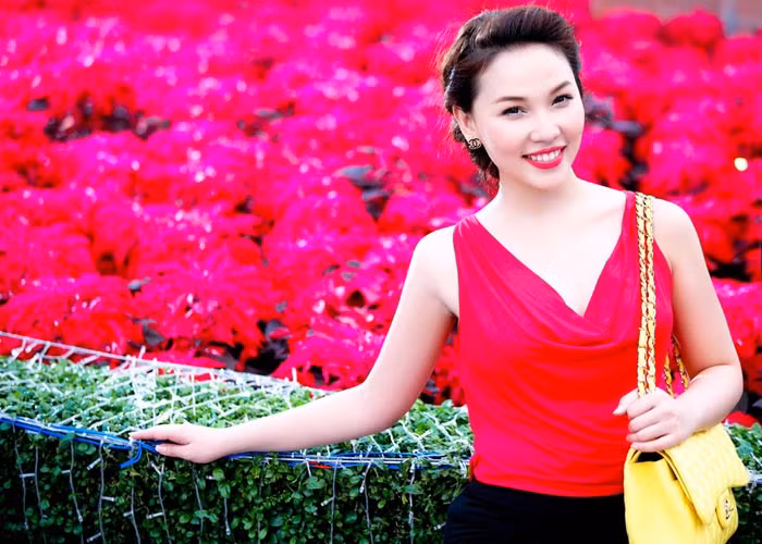 Đam mê thời trang và rất có ý thức làm đẹp. Quỳnh Thư thường hướng về những thiết kế mang đậm nét nữ tính như chính tính cách của cô.