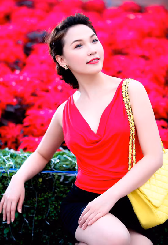 Mẫu áo này ở phía trước thực hiện theo kiểu cổ đổ...