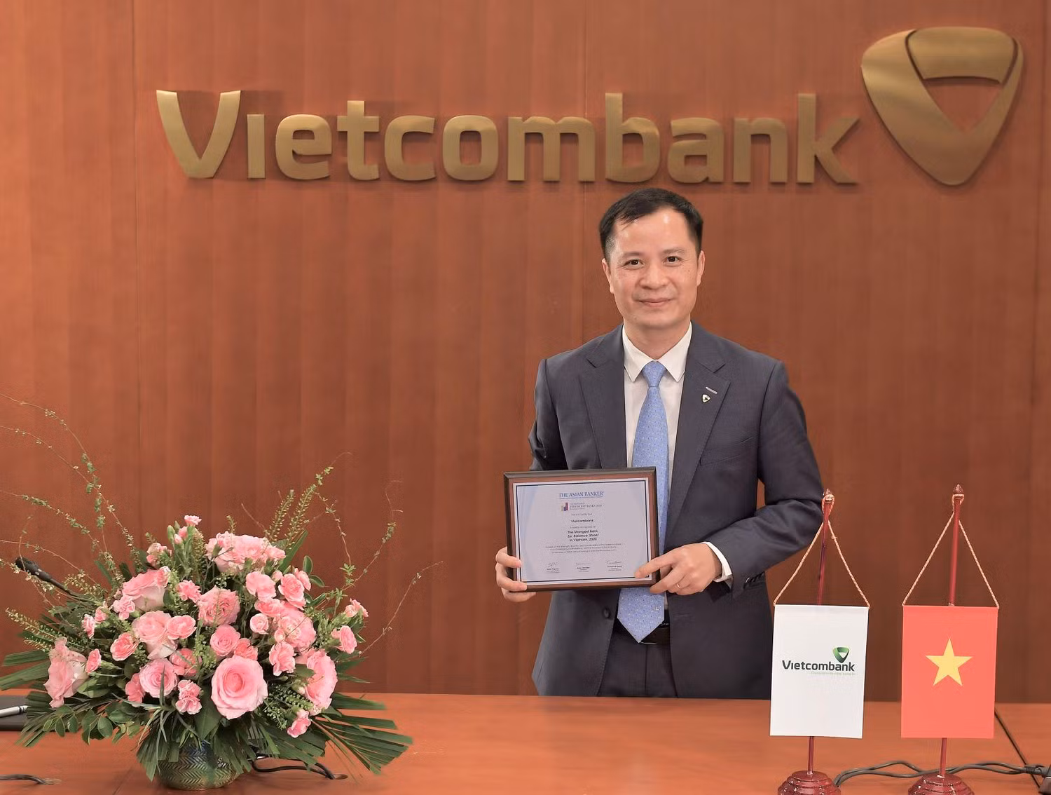 Đại diện Vietcombank – ông Lê Hoàng Tùng – Kế toán trưởng nhận danh hiệu “Ngân hàng mạnh nhất dựa trên Bảng tổng kết tài sản”