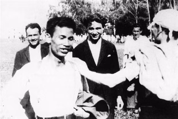 Nguyễn Ái Quốc với người dân Moskva (Liên Xô) trong thời gian tham dự Đại hội lần thứ năm Quốc tế cộng sản (17/6-8/7/1924). (Ảnh: Tư liệu/TTXVN phát) Nguyễn Ái Quốc với người dân Moskva (Liên Xô) trong thời gian tham dự Đại hội lần thứ năm Quốc tế cộng sản (17/6-8/7/1924). (Ảnh: Tư liệu/TTXVN phát)