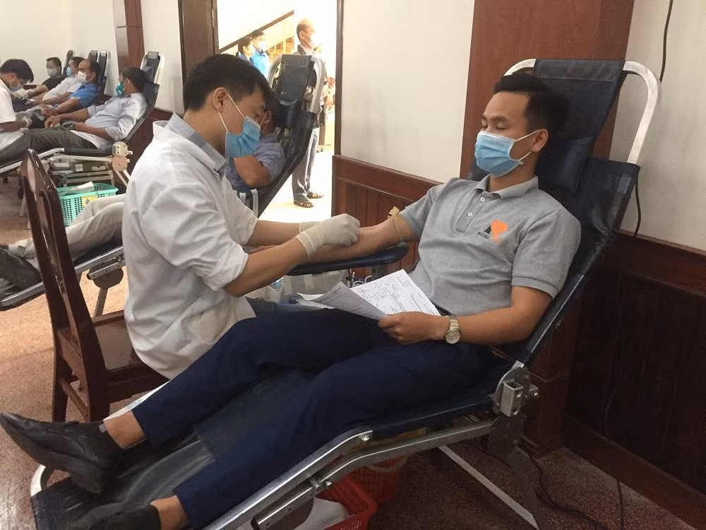 Gần 400 cán bộ, công chức, viên chức, đoàn viên thanh niên, lực lượng vũ trang và người dân tại thị xã Hương Trà (tỉnh Thừa Thiên Huế) tham gia hiến máu tình nguyên. (Ảnh: Xuân Trường)