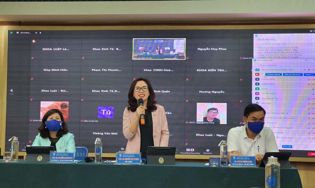 Phó Giáo sư, Tiến sĩ Nguyễn Thị Nhung - Hiệu trưởng Trường Đại học Mở Hà Nội đối thoại trực tuyến với học viên, sinh viên.