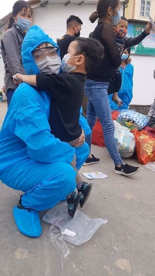 Nhiều gia đình đã chấp hành quy định vào khu cách ly tập trung để tiện chăm sóc con và cũng là để đảm bảo an toàn cho cộng đồng. Ảnh: Phong Tran