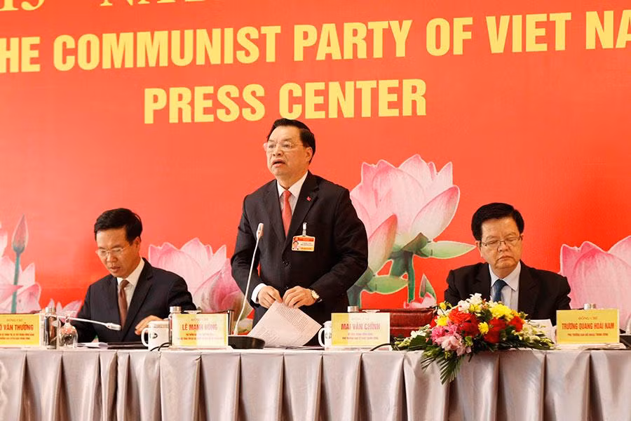Đồng chí Lê Mạnh Hùng, Phó Trưởng Ban Tuyên giáo Trung ương, Giám đốc Trung tâm Báo chí Đại hội XIII điều hành Họp báo.