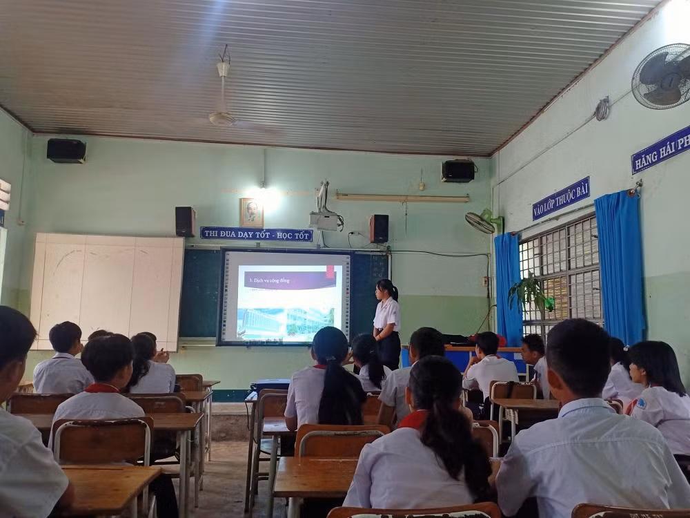 Học sinh tự tin thuyết trình trong giờ học Địa lý. Ảnh: Hữu Đức
