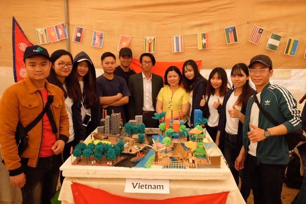 Phó giáo sư, Tiến sĩ Tạ Thị Thu Thủy (áo vàng) thăm sinh viên của Khoa thực tập tại Israel năm 2019 Phó giáo sư, Tiến sĩ Tạ Thị Thu Thủy (áo vàng) thăm sinh viên của Khoa thực tập tại Israel năm 2019