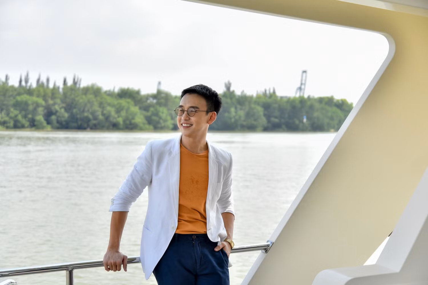 “Một phòng khách thoáng mát ngập tràn ánh sáng tự nhiên, một gian bếp rộng gắn kết được mọi thành viên trong gia đình, cả một không gian sống xanh len lỏi trong từng hơi thở… nhà phố Aqua City hội tụ tất cả những gì mà Bảo mong muốn. Ảnh: Novaland “Một phòng khách thoáng mát ngập tràn ánh sáng tự nhiên, một gian bếp rộng gắn kết được mọi thành viên trong gia đình, cả một không gian sống xanh len lỏi trong từng hơi thở… nhà phố Aqua City hội tụ tất cả những gì mà Bảo mong muốn. Ảnh: Novaland