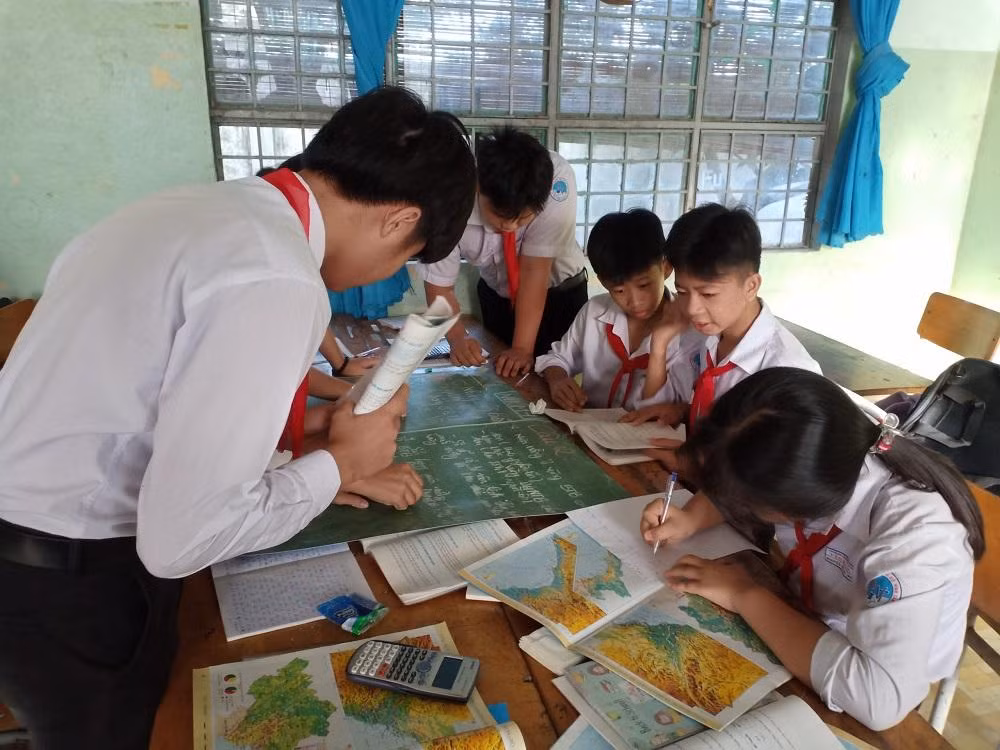 Học sinh Trường Trung học cơ sở Vĩnh Tân say sưa làm sản phẩm học tập trong giờ học Địa lý. Ảnh: Hữu Đức