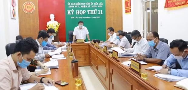 Chủ nhiệm Ủy ban Kiểm tra Tỉnh ủy Lê Văn Nghĩa phát biểu tại kỳ họp của Ủy ban Kiểm tra Tỉnh ủy nhiệm kỳ 2020-2025 họp phiên định kỳ lần thứ 11. (Nguồn: baodaklak.vn)