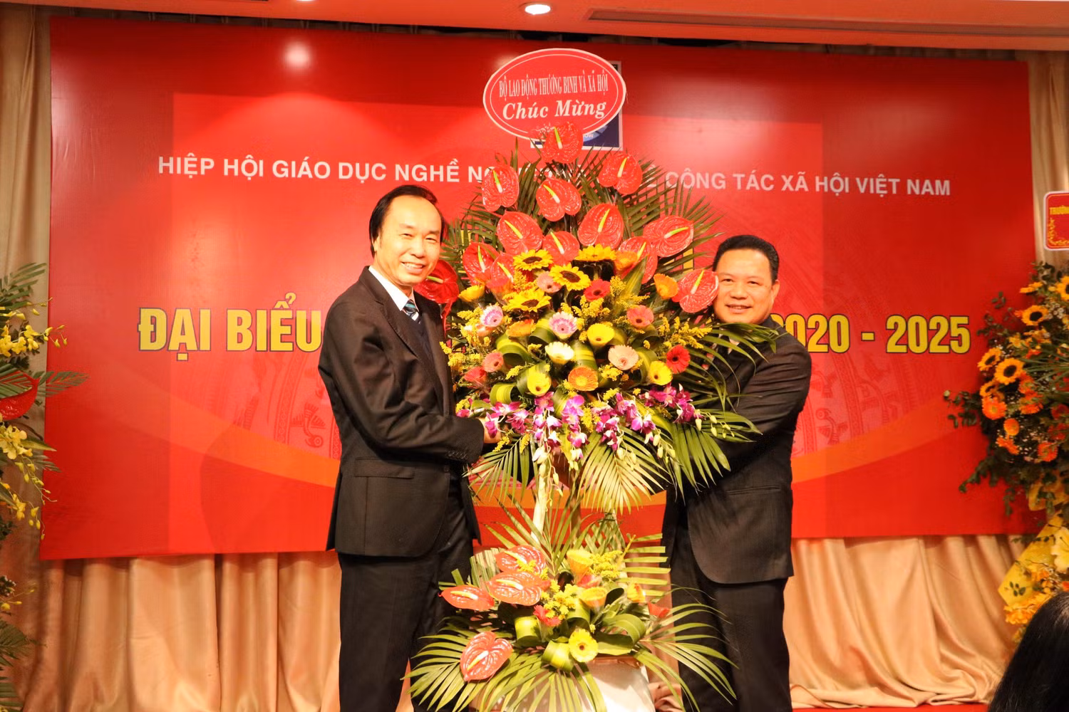 Thứ trưởng Bộ Lao động - Thương binh và Xã hội Lê Văn Thanh (bên phải) tặng lẵng hoa chúc mừng Đại hội Đại biểu lần thứ III của Hiệp hội Giáo dục nghề nghiệp và nghề công tác xã hội Việt Nam Thứ trưởng Bộ Lao động - Thương binh và Xã hội Lê Văn Thanh (bên phải) tặng lẵng hoa chúc mừng Đại hội Đại biểu lần thứ III của Hiệp hội Giáo dục nghề nghiệp và nghề công tác xã hội Việt Nam