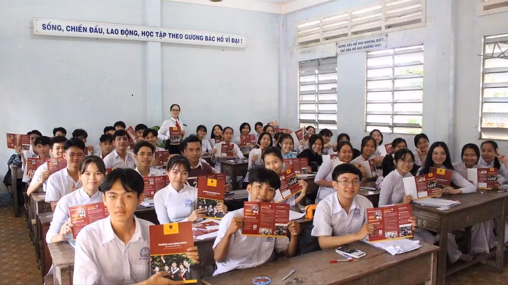 Nhóm ngành Hàng không và Điều dưỡng tại Nova College thu hút sự quan tâm của các em học sinh tại Trường trung học phổ thông Lai Vung 1 (Bình Phước).