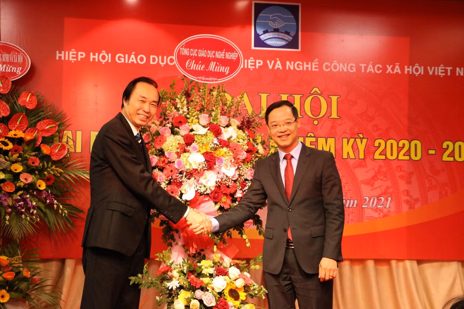 Chủ tịch Hiệp hội Giáo dục nghề nghiệp và nghề công tác xã hội Dương Đức Lân (bên trái) nhận lẵng hoa chúc mừng của Tổng cục trưởng Tổng cục Giáo dục nghề nghiệp Trương Anh Dũng Chủ tịch Hiệp hội Giáo dục nghề nghiệp và nghề công tác xã hội Dương Đức Lân (bên trái) nhận lẵng hoa chúc mừng của Tổng cục trưởng Tổng cục Giáo dục nghề nghiệp Trương Anh Dũng