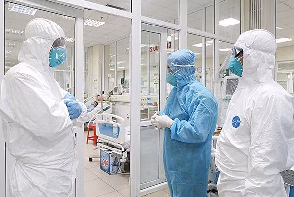 Nguy cơ COVID-19 lây lan trong cộng đồng luôn thường trực. Đặc biệt tại Hà Nội và Thành phố Hồ Chí Minh.
