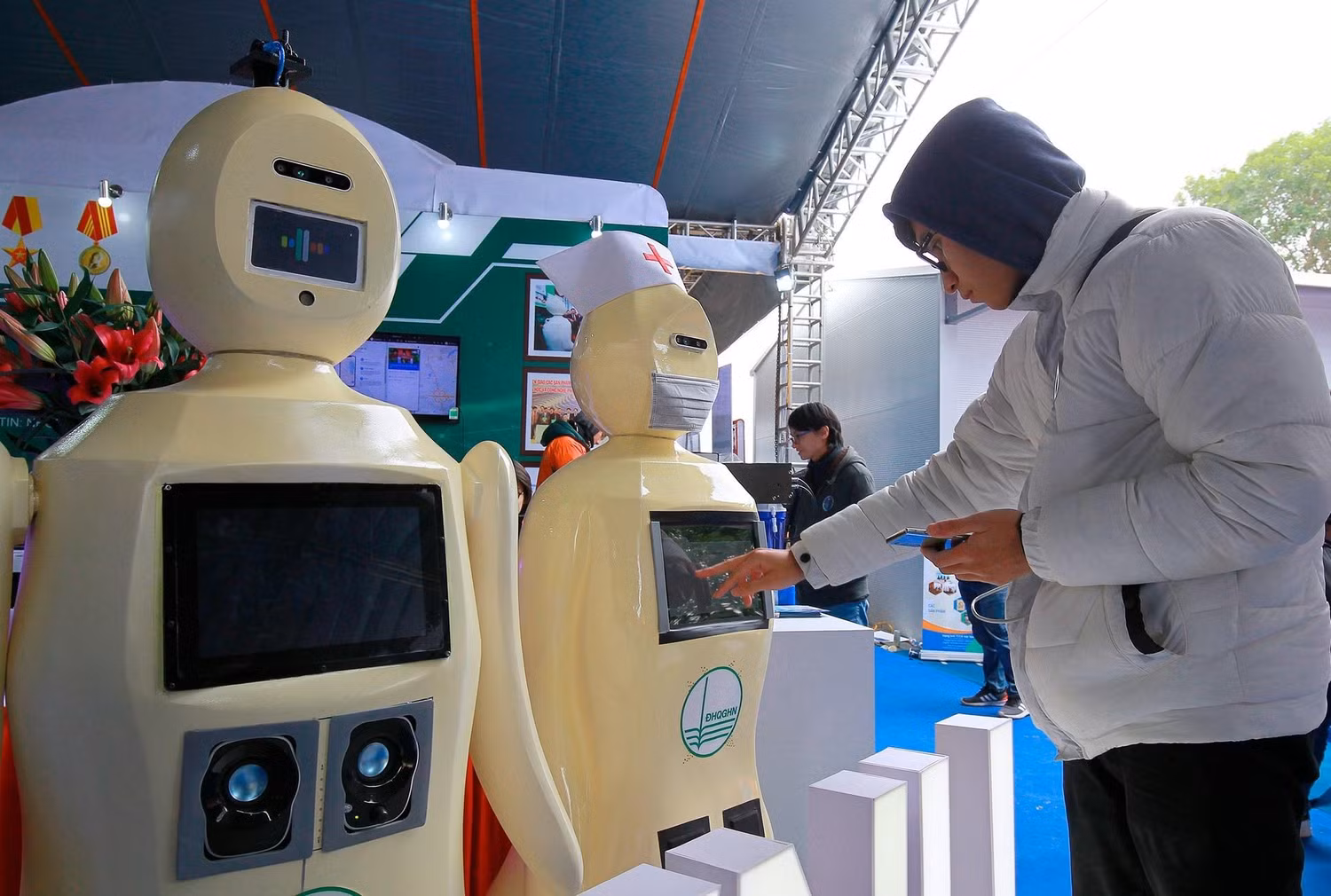 Một vị khách tham quan gian hàng tại Triển lãm quốc tế đổi mới sáng tạo Việt Nam 2021, diễn ra trong hai ngày 9-10/1 tại Khu công nghệ cao Hòa Lạc, Hà Nội. (Ảnh: MPI)