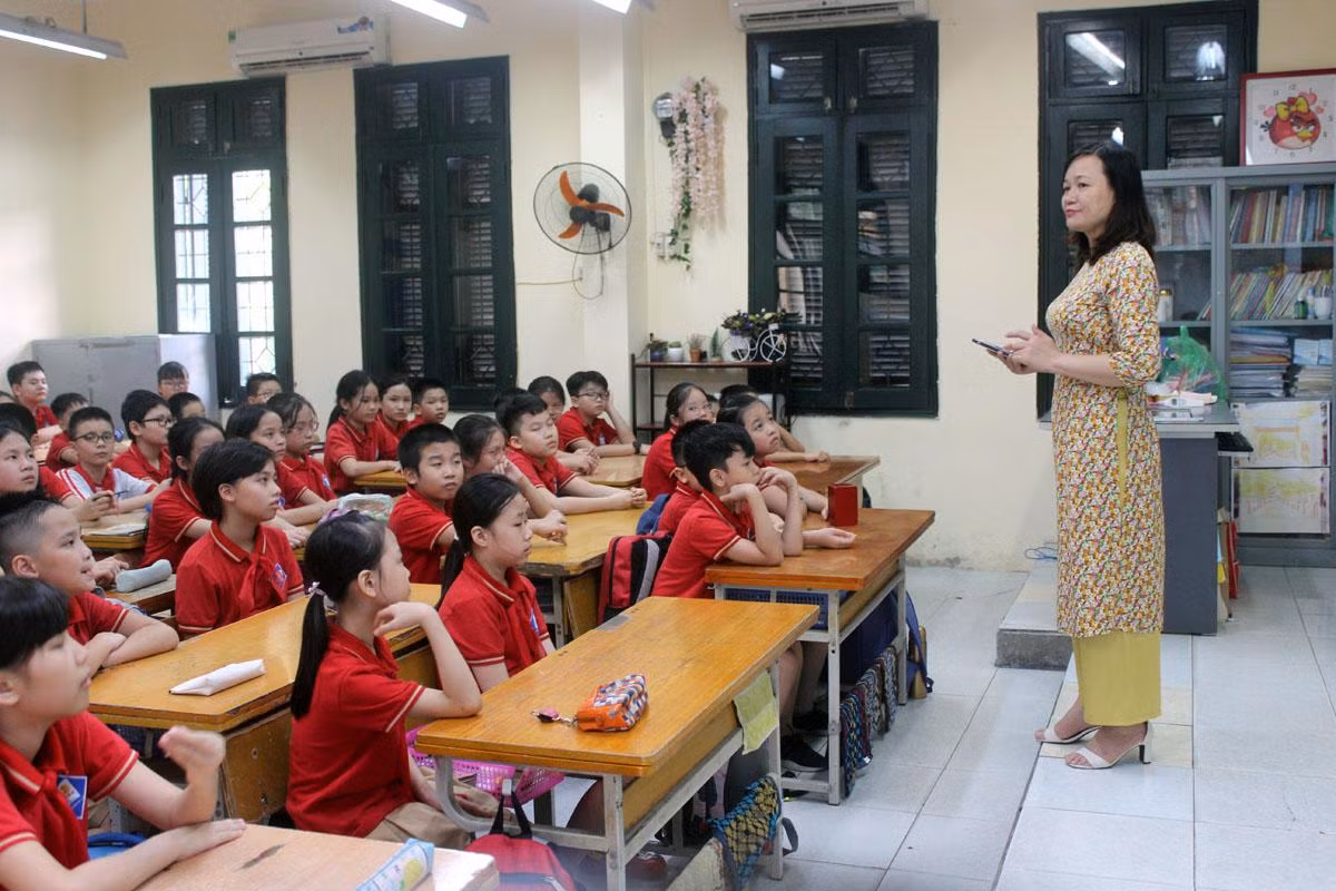 Giáo viên tiểu học hạng II (cũ) chuyển sang hạng II (mới) được xếp lương như thế nào. (Ảnh minh họa: VOV)