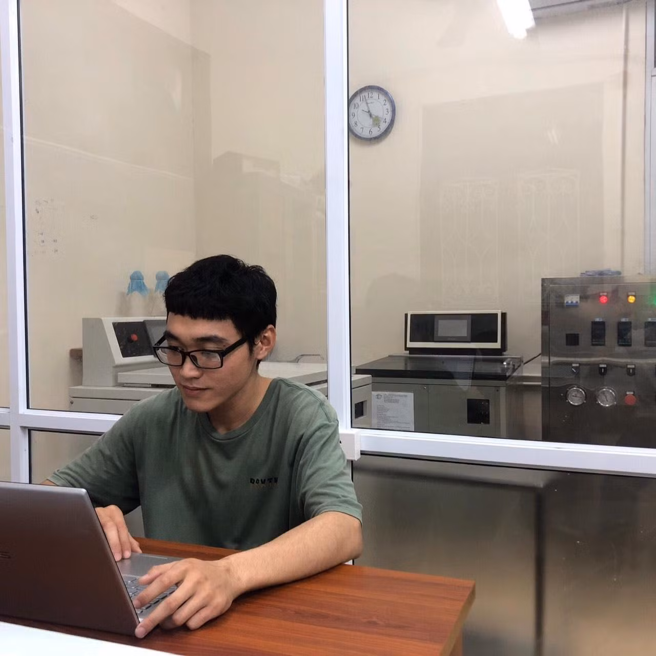 Việc tham gia nghiên cứu khoa học không chỉ giúp nâng cao kiến thức, kỹ năng nghề nghiệp mà còn giúp các sinh viên như Trung cảm thấy yêu ngành nghề mình học hơn bao giờ hết. Việc tham gia nghiên cứu khoa học không chỉ giúp nâng cao kiến thức, kỹ năng nghề nghiệp mà còn giúp các sinh viên như Trung cảm thấy yêu ngành nghề mình học hơn bao giờ hết.