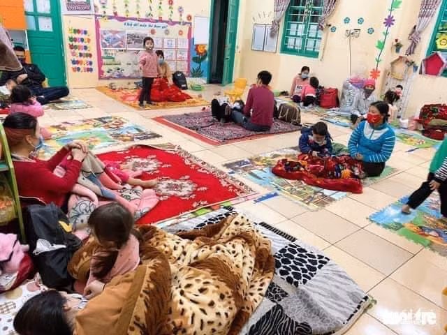 Phòng học trở thành phòng ngủ cho những người cách li. Ảnh: Phụ huynh cung cấp