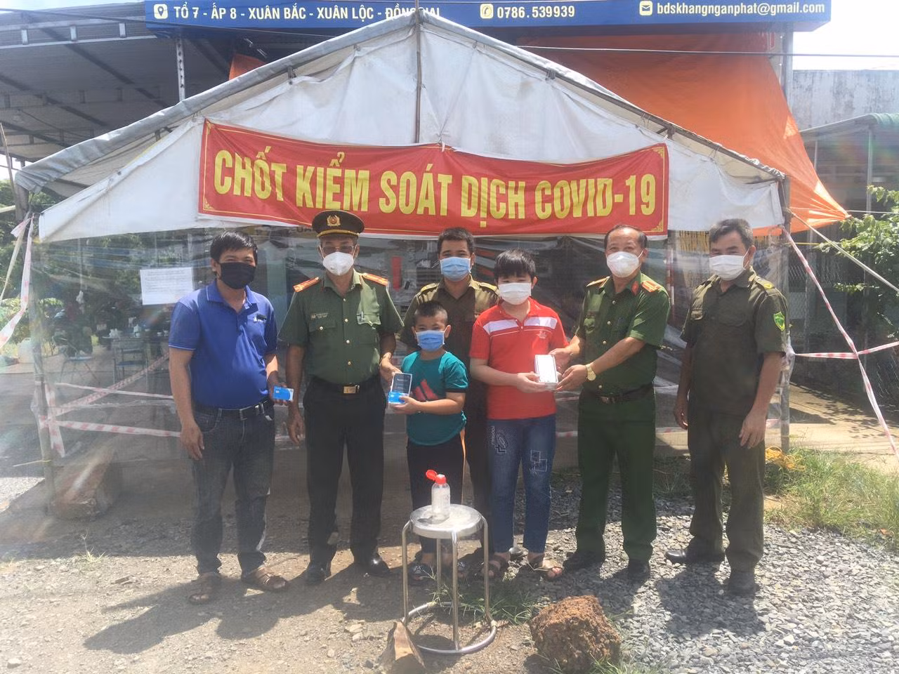 Tính đến ngày 21/9, toàn huyện đã vận động được tổng giá trị quy đổi ra tiền mặt là hơn 1,2 tỷ đồng để giúp các em học sinh nghèo có thiết bị học trực tuyến. Ảnh: Hữu Đức