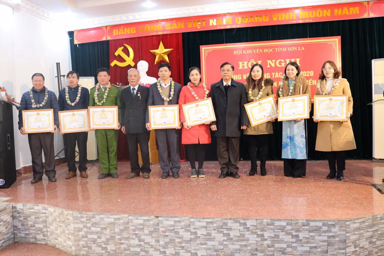 Vinh danh các phó giáo sư và tiến sĩ.