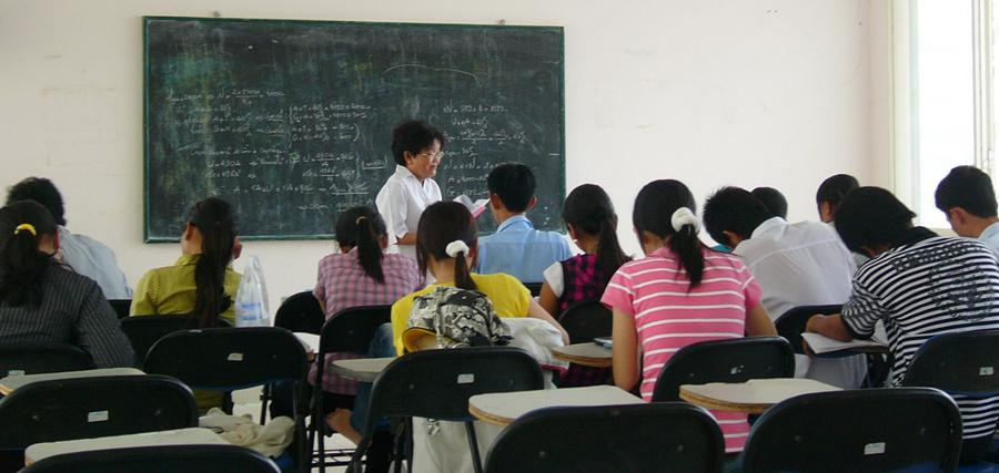 Vì muốn điểm học bạ đẹp, học sinh trung học phổ thông đã đổ xô đi học thêm ngay từ lớp 10. (Ảnh chỉ mang tính minh họa: Canthoplus.com)