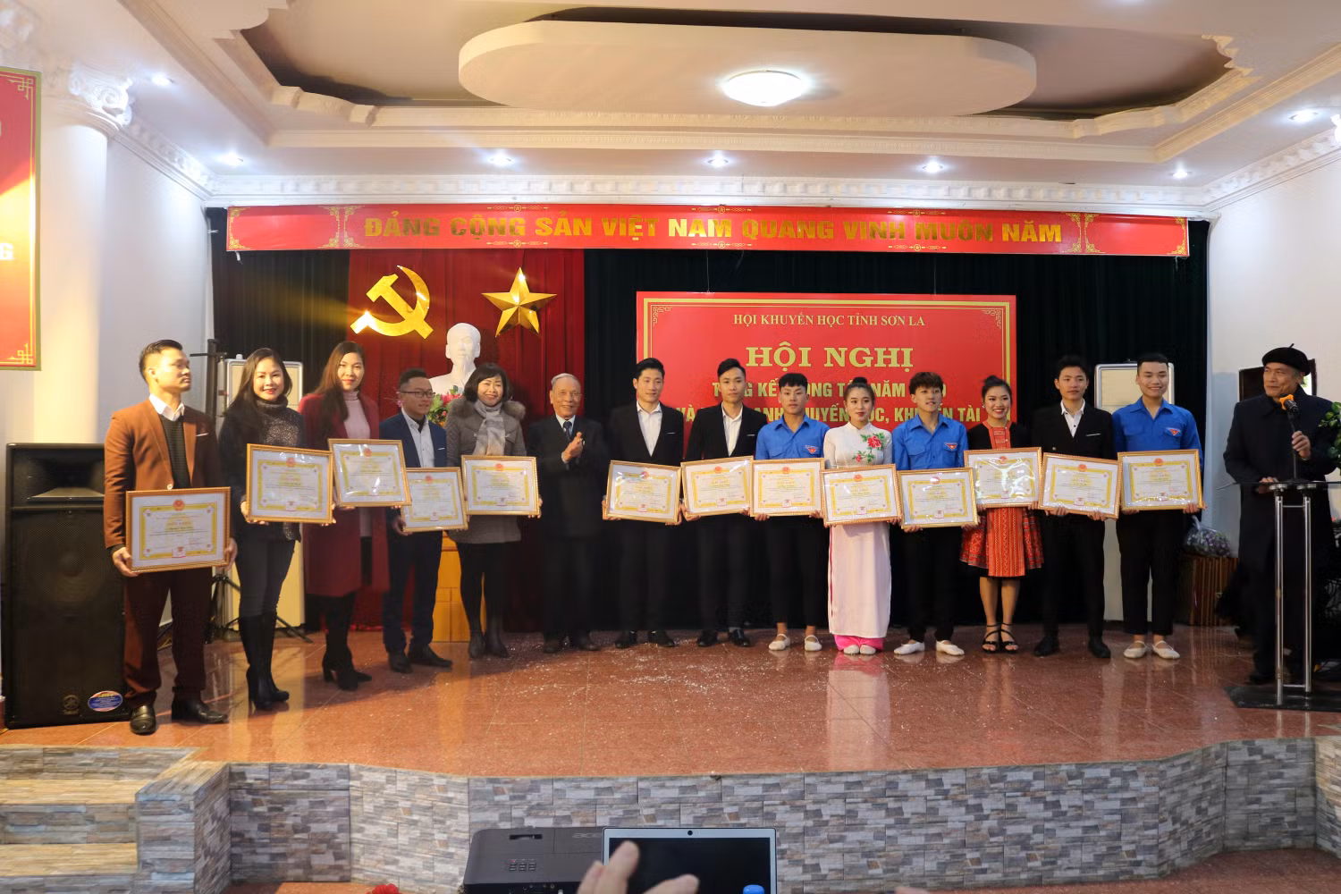 Vinh danh các tập thể, cá nhân đạt giải toàn quốc.