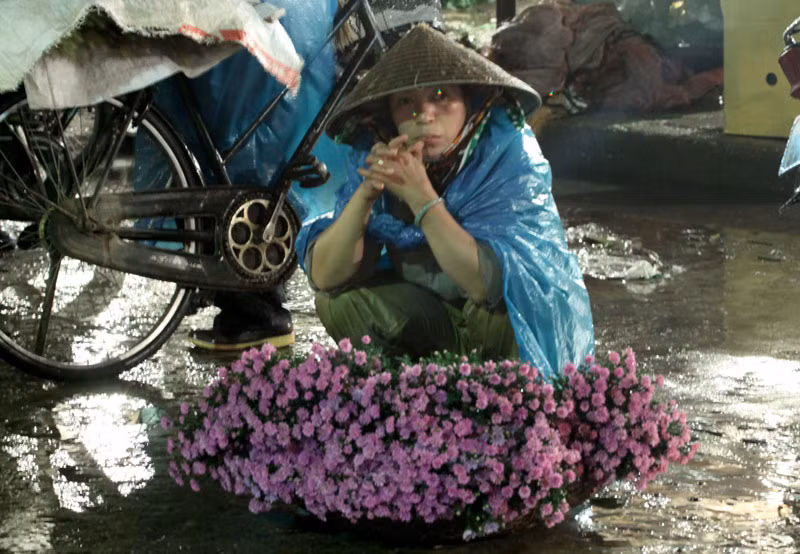 Chị Nguyễn Thị Lan ở Từ Liêm cho biết ngày nào cũng như ngày nào suốt 12 năm qua, 3 giờ sáng là chị lại có mặt ở đây để bán những mớ hoa mà gia đình chị trồng được.