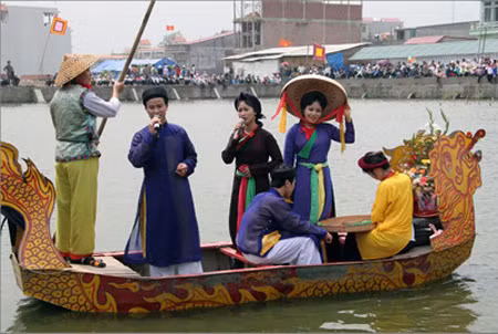 Liền anh, liền chị cùng trao nhau những câu hát nặng nghĩa, nặng tình trên thuyền. Liền anh, liền chị cùng trao nhau những câu hát nặng nghĩa, nặng tình trên thuyền.