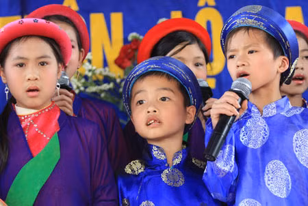 Những liền anh, liền chị "nhí" này sẽ mang những làn điệu quan họ mộc mạc mà nghĩa tình bay cao, bay xa hơn trong tương lai. Những liền anh, liền chị "nhí" này sẽ mang những làn điệu quan họ mộc mạc mà nghĩa tình bay cao, bay xa hơn trong tương lai.