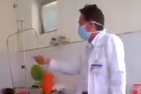 Bác sĩ Ngạn trong video clip có lời nói không phù hợp với chuẩn mực của ngành (ảnh từ video clip)