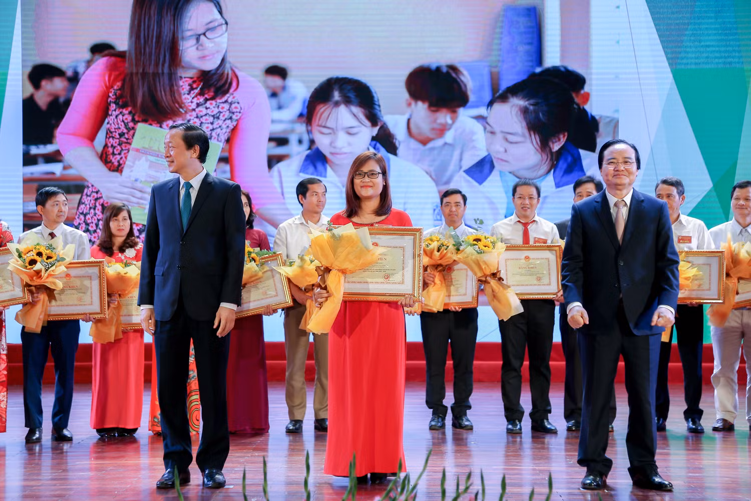 Cô giáo Hà Ánh Phượng, giáo viên trường trung học phổ thông Hương Cần, Phú Thọ được vinh danh tại Đại hội thi đua yêu nước ngành giáo dục lần thứ VII (ảnh: Bộ Giáo dục và Đào tạo) Cô giáo Hà Ánh Phượng, giáo viên trường trung học phổ thông Hương Cần, Phú Thọ được vinh danh tại Đại hội thi đua yêu nước ngành giáo dục lần thứ VII (ảnh: Bộ Giáo dục và Đào tạo)