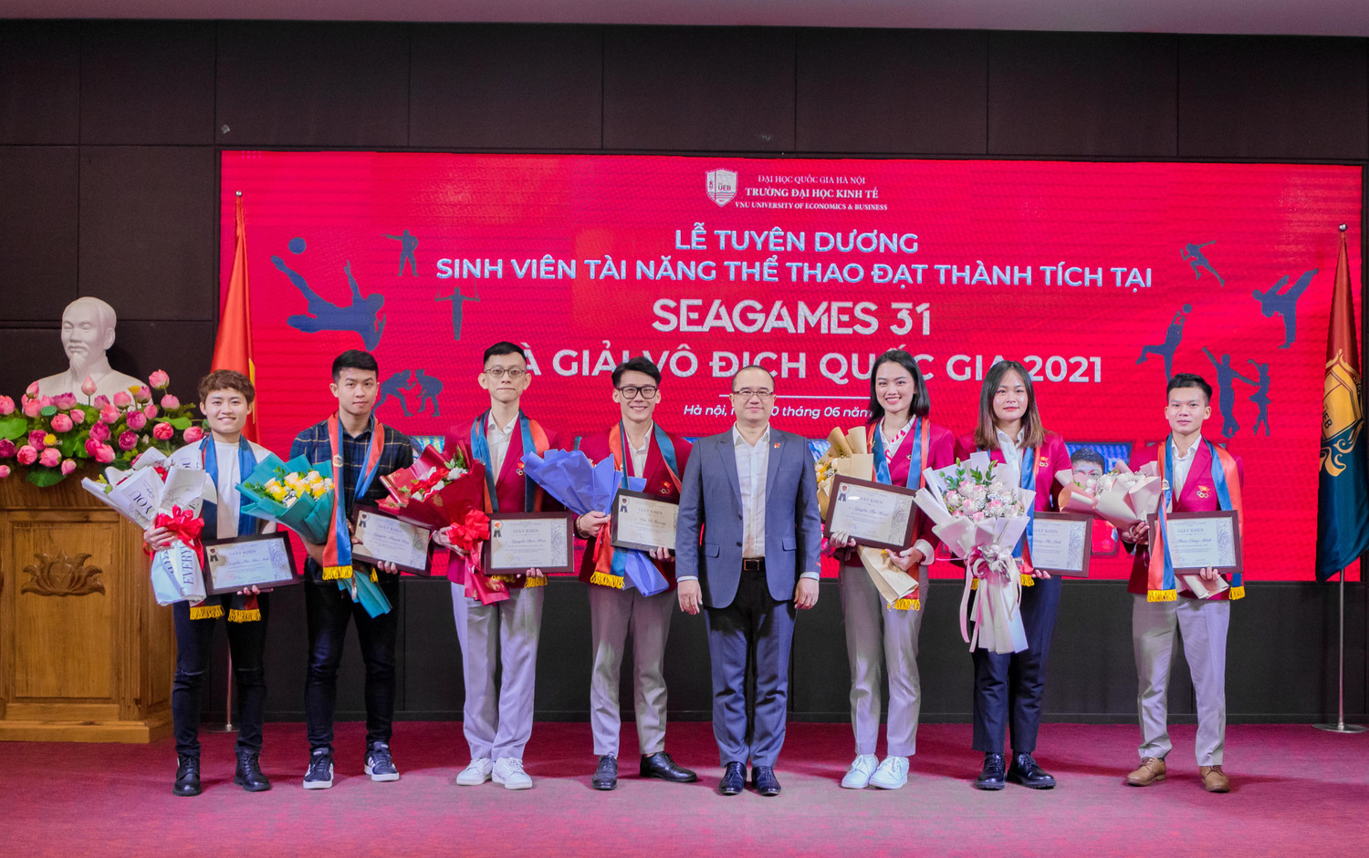 Bí thư Đảng ủy - Chủ tịch Hội đồng trường, Trường Đại học Kinh tế (Đại học Quốc gia Hà Nội) - Phó giáo sư, Tiến sĩ Nguyễn Trúc Lê trao bằng khen cho sinh viên Quản trị kinh doanh Tài năng thể thao của trường đạt thành tích cao tại Sea Games 31