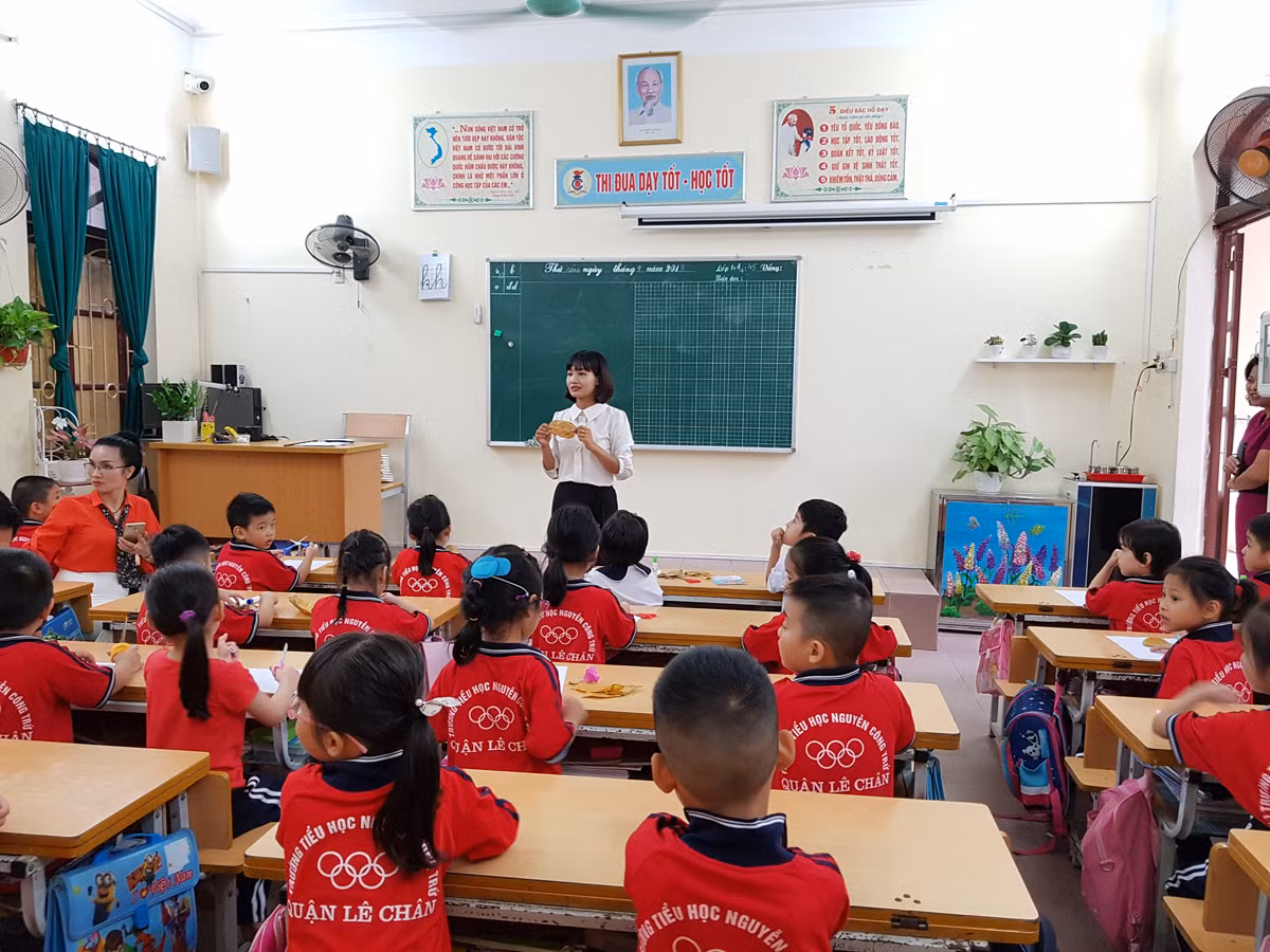 Học sinh lớp 1 chăm chú theo dõi cô Hoa hướng dẫn tạo hình từ lá cây khô (Ảnh: Lã Tiến) Học sinh lớp 1 chăm chú theo dõi cô Hoa hướng dẫn tạo hình từ lá cây khô (Ảnh: Lã Tiến)