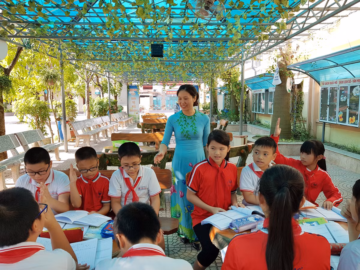 Cô giáo Thủy có thâm niên hơn 20 năm luyện học sinh giỏi tại Trường Tiểu học Lê Hồng Phong (Ảnh: Lã Tiến) Cô giáo Thủy có thâm niên hơn 20 năm luyện học sinh giỏi tại Trường Tiểu học Lê Hồng Phong (Ảnh: Lã Tiến)