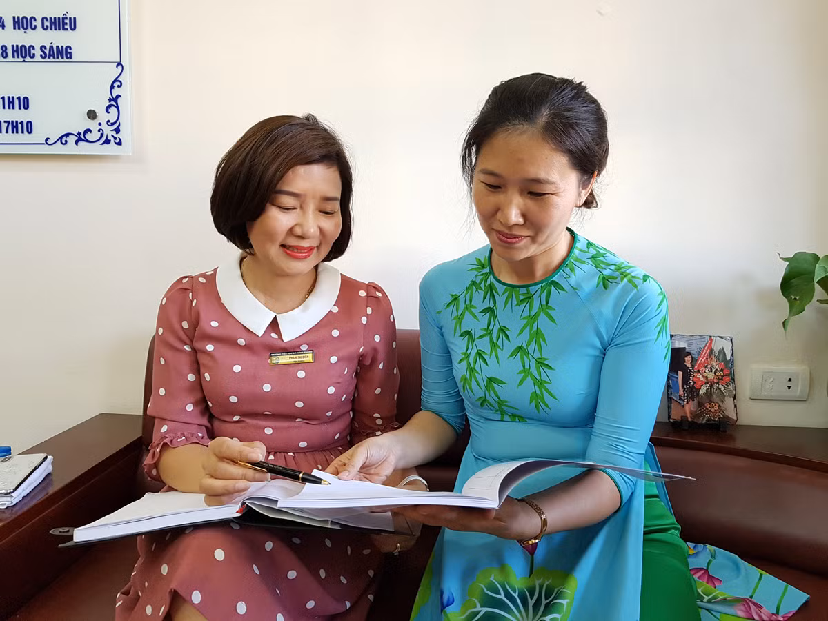 Cô Thủy (bên phải) luôn được đồng nghiệp, học sinh và phụ huynh yêu mến, tin tưởng (Ảnh: Lã Tiến) Cô Thủy (bên phải) luôn được đồng nghiệp, học sinh và phụ huynh yêu mến, tin tưởng (Ảnh: Lã Tiến)