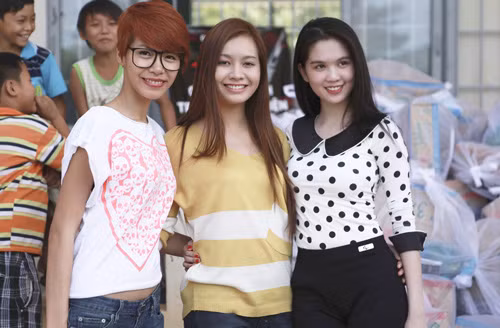 Ba người đẹp tranh thủ chụp ảnh kỷ niệm chuyến đi từ thiện. Ba người đẹp tranh thủ chụp ảnh kỷ niệm chuyến đi từ thiện.