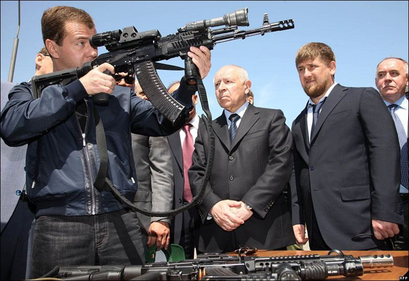 Cựu Tổng thống Nga D.Medvedev trong một lần thử súng Cựu Tổng thống Nga D.Medvedev trong một lần thử súng