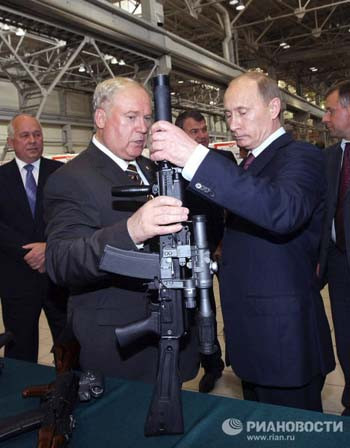 Tân Tổng thống V.Putin đích thân kiểm tra súng Tân Tổng thống V.Putin đích thân kiểm tra súng