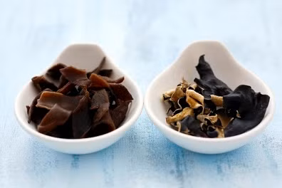 Mộc nhĩ 60g, Huyết dư thán 10g. Mộc nhĩ sao tới khi bốc khói là được, hai thứ tán bột, trộn đều, mỗi ngày uống 6 – 10g với nước ấm hoặc có pha một chút giấm thanh. Công dụng: Tán ứ chỉ huyết, dùng cho phụ nữ bị băng lậu (băng là băng huyết, băng kinh; lậu là rong huyết, rong kinh). Xem thêm: Điểm danh các loại củ quả ăn nhiều dễ nhiễm độc Mộc nhĩ 60g, Huyết dư thán 10g. Mộc nhĩ sao tới khi bốc khói là được, hai thứ tán bột, trộn đều, mỗi ngày uống 6 – 10g với nước ấm hoặc có pha một chút giấm thanh. Công dụng: Tán ứ chỉ huyết, dùng cho phụ nữ bị băng lậu (băng là băng huyết, băng kinh; lậu là rong huyết, rong kinh). Xem thêm: Điểm danh các loại củ quả ăn nhiều dễ nhiễm độc