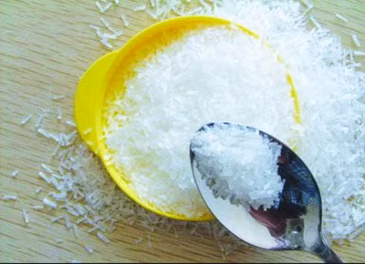 Nếu ăn quá nhiều mỳ chính sẽ làm tiêu hao đại lượng kẽm, gây ra thiếu kẽm trong cơ thể thai phụ. Kẽm là một “vật phẩm” cần thiết cho sự phát triển và sinh trưởng của thai nhi, vì vậy phụ nữ có thai nên hạn chế ăn mỳ chính.(Ảnh: XH) Xem thêm: "Thần dược" quanh ta: Ngô bắp ngon, rẻ và chống ung thư hiệu quả Nếu ăn quá nhiều mỳ chính sẽ làm tiêu hao đại lượng kẽm, gây ra thiếu kẽm trong cơ thể thai phụ. Kẽm là một “vật phẩm” cần thiết cho sự phát triển và sinh trưởng của thai nhi, vì vậy phụ nữ có thai nên hạn chế ăn mỳ chính.(Ảnh: XH) Xem thêm: "Thần dược" quanh ta: Ngô bắp ngon, rẻ và chống ung thư hiệu quả