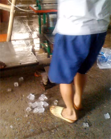 Đá rơi xuống đất, thổi phù bỏ vào túi.