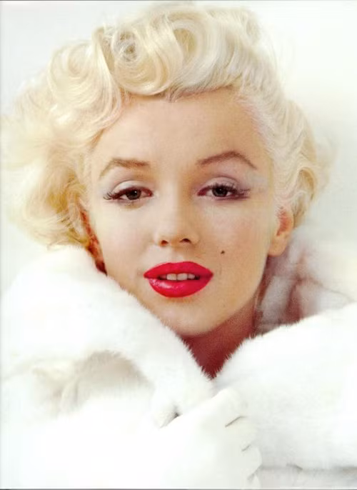 1. Marilyn Monroe: Nhắc đến những năm 50, không thể không nghĩ ngay đến ‘huyền thoại’ Marilyn Monroe. Cô là hiện thân hoàn hảo cho vẻ đẹp nữ tính, quyến rũ, được đàn ông cả thế giới khao khát. Không nghi ngờ gì Marilyn chính là một trong những ngôi sao mang tính biểu tượng và nổi tiếng nhất từng xuất hiện trên bầu trời nghệ thuật. Xem thêm: "Mỹ nữ Trời ban": Vẻ đẹp khiến 8 người đàn ông "rẽ ngang cuộc đời"... 1. Marilyn Monroe: Nhắc đến những năm 50, không thể không nghĩ ngay đến ‘huyền thoại’ Marilyn Monroe. Cô là hiện thân hoàn hảo cho vẻ đẹp nữ tính, quyến rũ, được đàn ông cả thế giới khao khát. Không nghi ngờ gì Marilyn chính là một trong những ngôi sao mang tính biểu tượng và nổi tiếng nhất từng xuất hiện trên bầu trời nghệ thuật. Xem thêm: "Mỹ nữ Trời ban": Vẻ đẹp khiến 8 người đàn ông "rẽ ngang cuộc đời"...