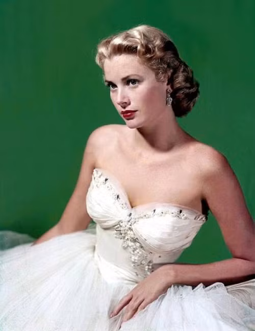 5. Grace Kelly: Xem thêm: "Mỹ nữ Trời ban": Vẻ đẹp khiến 8 người đàn ông "rẽ ngang cuộc đời"... 5. Grace Kelly: Xem thêm: "Mỹ nữ Trời ban": Vẻ đẹp khiến 8 người đàn ông "rẽ ngang cuộc đời"...