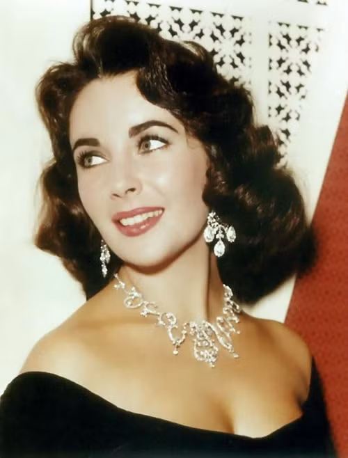 2. Elizabeth Taylor: ‘Nữ hoàng Cleopatra’ được ví như 1 trong những ‘biểu tượng sắc đẹp’ vĩ đại nhất Hollywood. Trong thập niên 50, cô nhiều lần được bầu chọn là Người phụ nữ đẹp nhất thế giới. Xem thêm: "Mỹ nữ Trời ban": Vẻ đẹp khiến 8 người đàn ông "rẽ ngang cuộc đời"... 2. Elizabeth Taylor: ‘Nữ hoàng Cleopatra’ được ví như 1 trong những ‘biểu tượng sắc đẹp’ vĩ đại nhất Hollywood. Trong thập niên 50, cô nhiều lần được bầu chọn là Người phụ nữ đẹp nhất thế giới. Xem thêm: "Mỹ nữ Trời ban": Vẻ đẹp khiến 8 người đàn ông "rẽ ngang cuộc đời"...