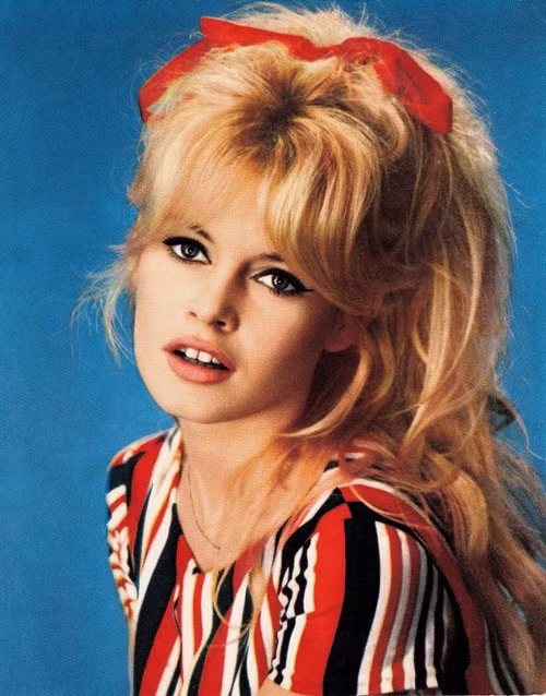 Brigitte Bardot có là là minh tinh nổi tiếng nhất của nước Pháp từ trước đến nay. Sinh năm 1934, mẹ cô chính là người đầu tiên khuyến khích cô đi theo con đường âm nhạc và nghệ thuật. Xem thêm: "Mỹ nữ Trời ban": Vẻ đẹp khiến 8 người đàn ông "rẽ ngang cuộc đời"... Brigitte Bardot có là là minh tinh nổi tiếng nhất của nước Pháp từ trước đến nay. Sinh năm 1934, mẹ cô chính là người đầu tiên khuyến khích cô đi theo con đường âm nhạc và nghệ thuật. Xem thêm: "Mỹ nữ Trời ban": Vẻ đẹp khiến 8 người đàn ông "rẽ ngang cuộc đời"...